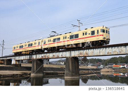 冬の可児川を渡る 名鉄広見線 6000系電車6013編成ストロークリーム 136518641