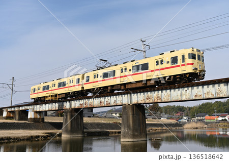 冬の可児川を渡る 名鉄広見線 6000系電車6013編成ストロークリーム 冬の可児川を渡る 名鉄広見線 6000系電車6013編成ストロークリーム 136518642