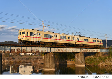 冬の夕刻可児川を渡る 名鉄広見線6000系電車 6013編成ストロークリーム 136518648