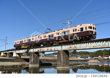 冬の可児川を渡る 名鉄広見線6000系電車 6010編成チョコツートン 冬の可児川を渡る 名鉄広見線6000系電車 6010編成チョコツートン 136518649