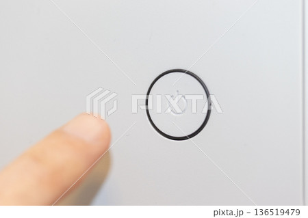 機器の電源スイッチを指で押す 136519479