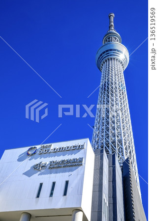 東京都、東京スカイツリーと東京ソラマチの外観 136519569