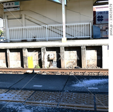 雪と伊勢市駅 136519579