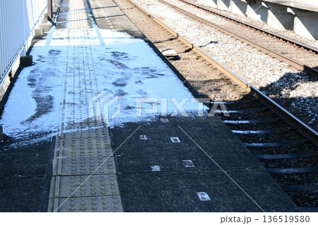 雪の残る伊勢市駅 136519580