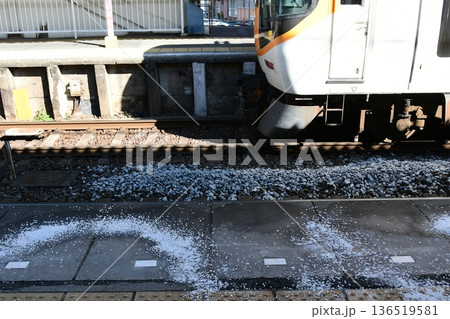 雪と伊勢市駅と特急 雪と伊勢市駅と特急 136519581
