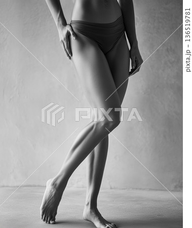 モノクロで魅せる美脚とハイヒールの女性ポーズ|ミニマルなスタジオ背景イメージ モノクロで魅せる美脚とハイヒールの女性ポーズ|ミニマルなスタジオ背景イメージ 136519781