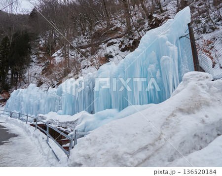 冬の岐阜県の観光名所飛騨の氷の渓谷の美しい氷の滝の風景 冬の岐阜県の観光名所飛騨の氷の渓谷の美しい氷の滝の風景 136520184