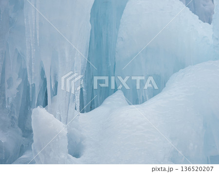 真冬の観光地の美しい氷の滝の風景 真冬の観光地の美しい氷の滝の風景 136520207