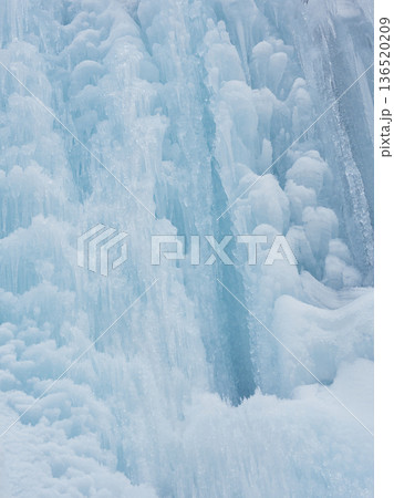 真冬の観光地の美しい氷の滝の風景	 136520209