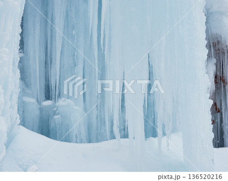 真冬の観光地の美しい氷の滝の風景 真冬の観光地の美しい氷の滝の風景 136520216
