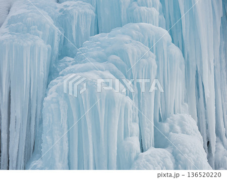 真冬の観光地の美しい氷の滝の風景 真冬の観光地の美しい氷の滝の風景 136520220