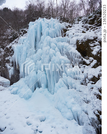 冬の岐阜県の観光名所飛騨の氷の渓谷の美しい氷の滝の風景 136520233