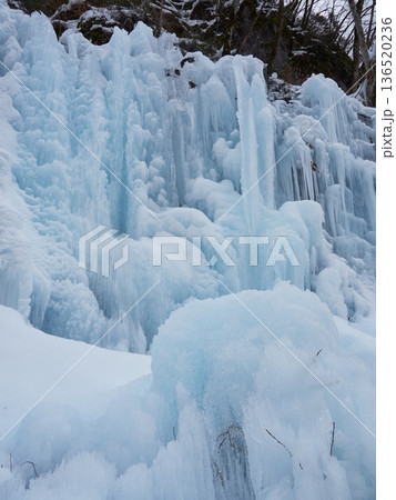 冬の岐阜県の観光名所飛騨の氷の渓谷の美しい氷の滝の風景 冬の岐阜県の観光名所飛騨の氷の渓谷の美しい氷の滝の風景 136520236