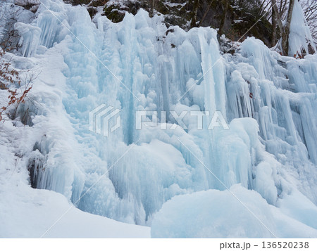 冬の岐阜県の観光名所飛騨の氷の渓谷の美しい氷の滝の風景 136520238