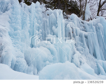 冬の岐阜県の観光名所飛騨の氷の渓谷の美しい氷の滝の風景 136520239