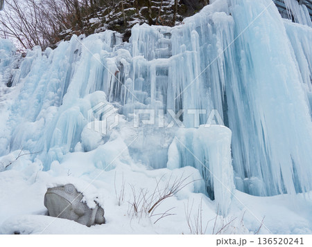 冬の岐阜県の観光名所飛騨の氷の渓谷の美しい氷の滝の風景 136520241