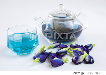 ガラスのティーポットとバタフライピー 136520330