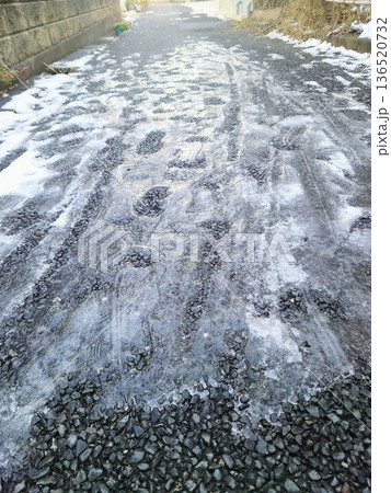雪の降った翌日の道 136520732