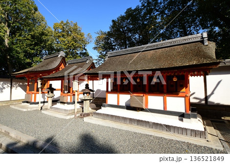 京都府 伏見稲荷大社 上末社(五社相殿 荷田社 長者社)重要文化財 京都市伏見区深草藪之内町 京都府 伏見稲荷大社 上末社(五社相殿 荷田社 長者社)重要文化財 京都市伏見区深草藪之内町 136521849