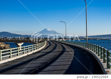 富士山へと続く真っ直ぐな海沿いの道が描く旅の風景 136522084