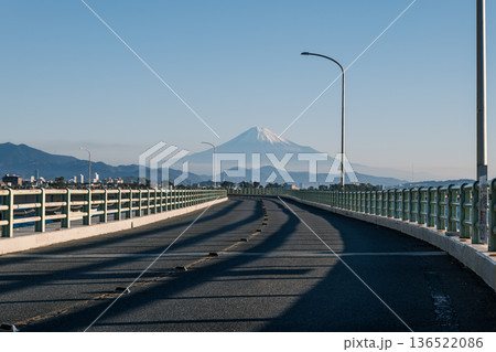 富士山へと続く真っ直ぐな海沿いの道が描く旅の風景 136522086