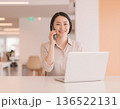 オフィスでスマホで話をするビジネスウーマン 136522131