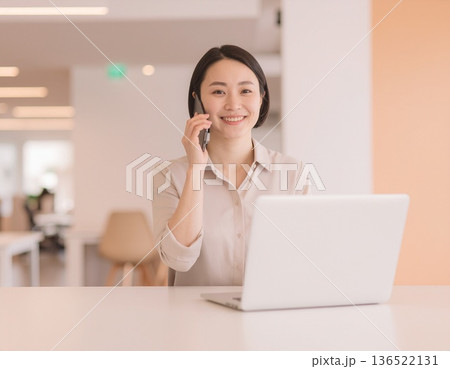 オフィスでスマホで話をするビジネスウーマン 136522131