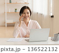 在宅勤務中にスマホで話をする女性 136522132