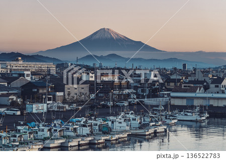 静岡県静岡市にある用宗漁港の見た冬の早朝の富士山 136522783
