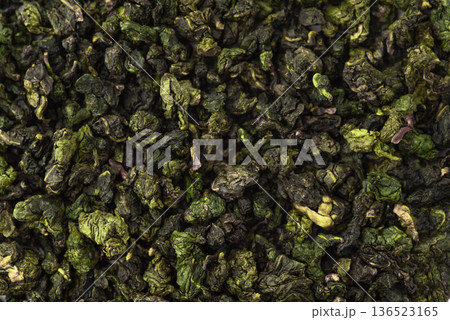 Dried leaves of Chinese oolong tea 136523165