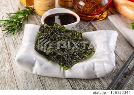 Seaweed roasted nori chips heap 136523344
