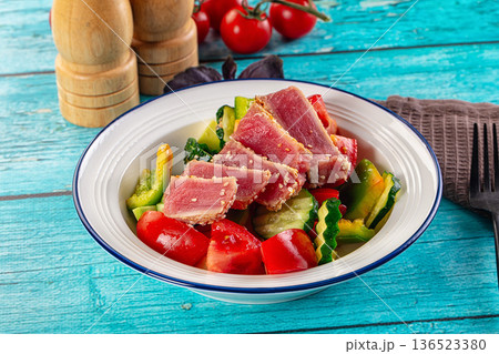 Salad with tuna tataki and avocado Salad with tuna tataki and avocado 136523380