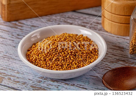 Raw dry aroma flavour mustard seeds 136523432