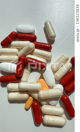 Travel Health Essentials Collection. Compact Assortment Of Capsules And Tablets For Health Care. Portable Selection Of Various Pills For Emergency And Travel Situations 136523839