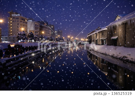 小樽運河 雪あかりの路 夜景 小樽運河 雪あかりの路 夜景 136525319