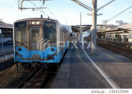 愛媛県 伊予市駅の予讃線・松山行 愛媛県 伊予市駅の予讃線・松山行 136525894