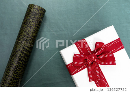 卒業祝いのギフトと証書筒 136527722