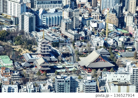 東京都、東京スカイツリーから見下ろす浅草寺の全景 東京都、東京スカイツリーから見下ろす浅草寺の全景 136527914