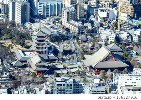 東京都、東京スカイツリーから見下ろす浅草寺の全景 136527916
