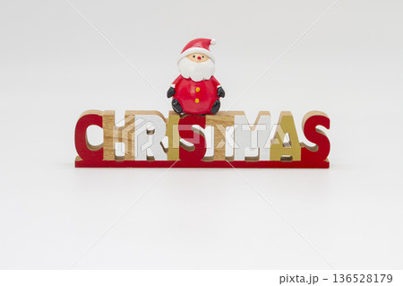 白背景にサンタとクリスマスの文字オブジェ 136528179