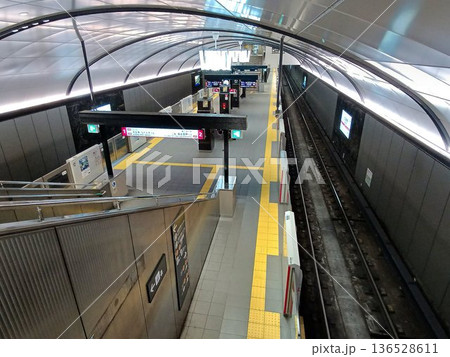 ドーム状の高い天井が特徴の御堂筋線ホーム… Osaka Metro『淀屋橋駅』のホーム ドーム状の高い天井が特徴の御堂筋線ホーム… Osaka Metro『淀屋橋駅』のホーム 136528611
