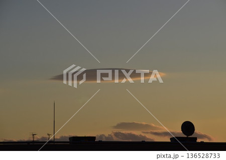 綺麗に色づいた夕焼け雲は刻々と形を変えていく 136528733