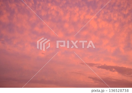 綺麗に色づいた夕焼け雲は刻々と形を変えていく 136528738
