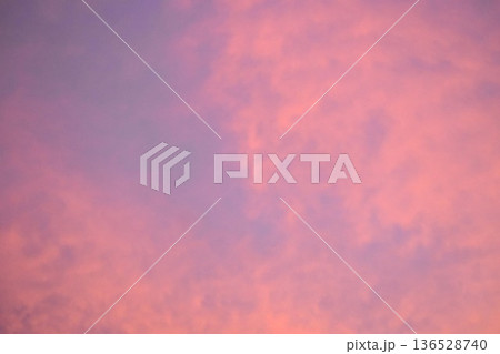 綺麗に色づいた夕焼け雲は刻々と形を変えていく 136528740