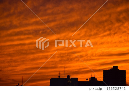綺麗に色づいた夕焼け雲は刻々と形を変えていく 136528741