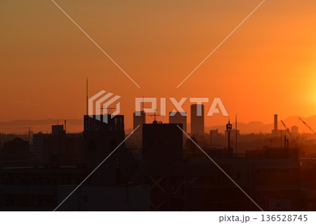 綺麗に色づいた夕焼け雲は刻々と形を変えていく 綺麗に色づいた夕焼け雲は刻々と形を変えていく 136528745