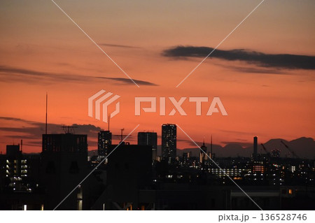 綺麗に色づいた夕焼け雲は刻々と形を変えていく 綺麗に色づいた夕焼け雲は刻々と形を変えていく 136528746