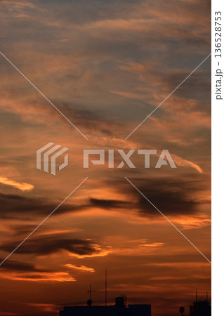 綺麗に色づいた夕焼け雲は刻々と形を変えていく 136528753