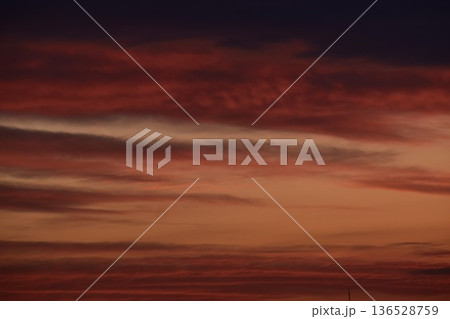 綺麗に色づいた夕焼け雲は刻々と形を変えていく 136528759