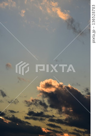 綺麗に色づいた夕焼け雲は刻々と形を変えていく 綺麗に色づいた夕焼け雲は刻々と形を変えていく 136528783